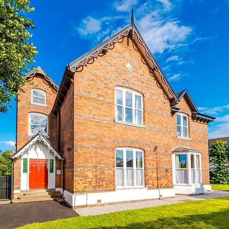 Supersized Studio In Chester Bagian luar foto