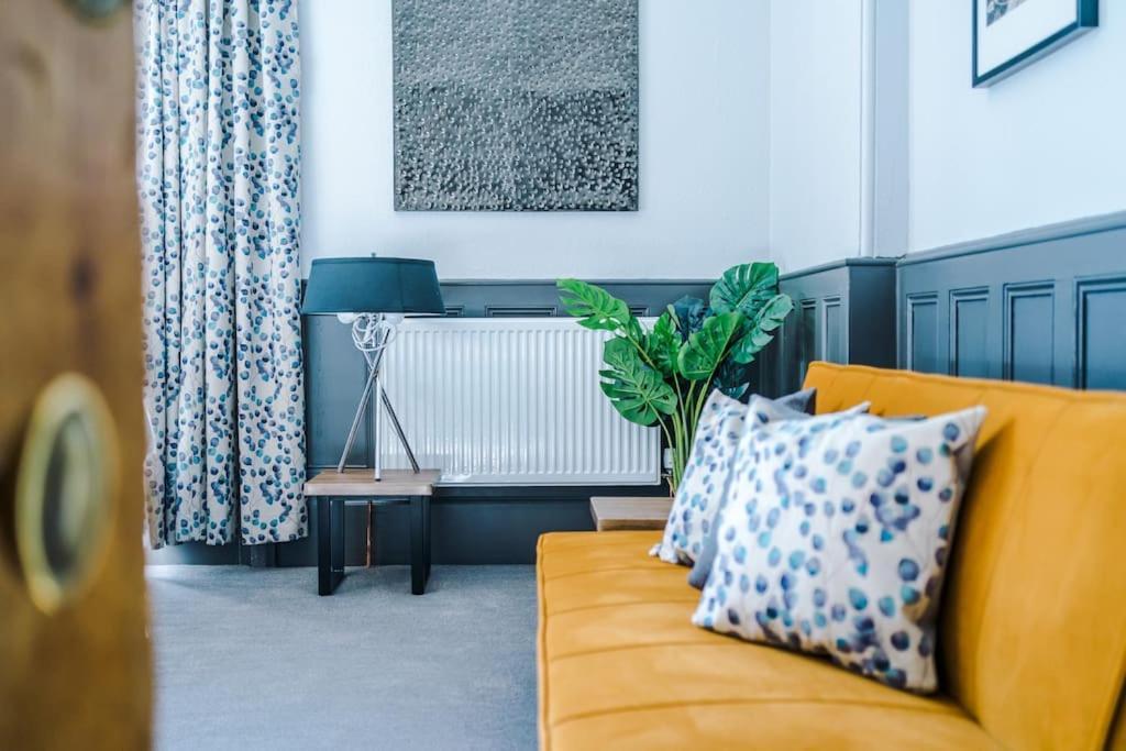 Supersized Studio In Chester Bagian luar foto