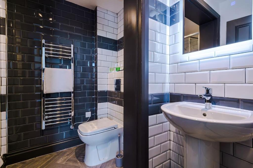 Supersized Studio In Chester Bagian luar foto