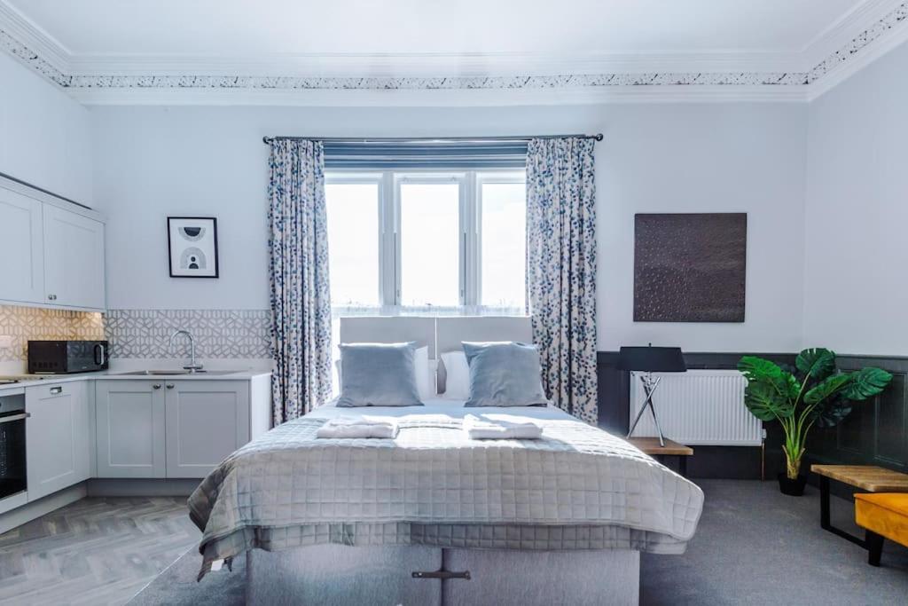 Supersized Studio In Chester Bagian luar foto