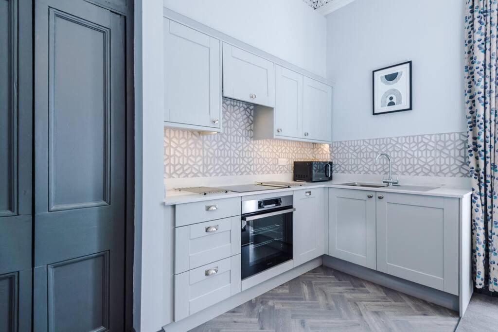 Supersized Studio In Chester Bagian luar foto