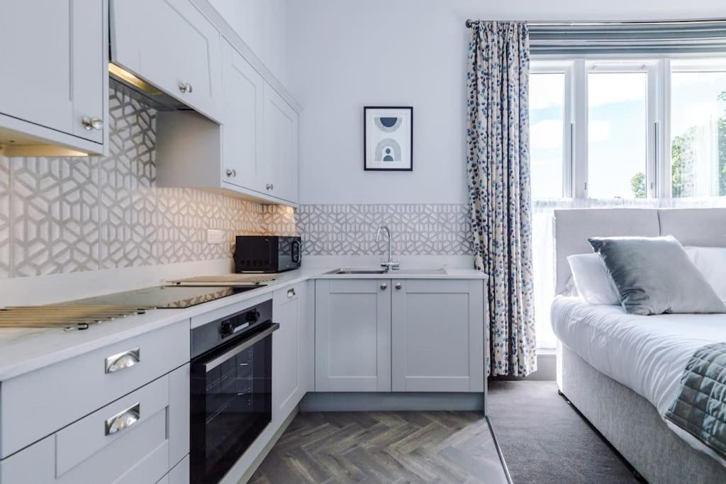 Supersized Studio In Chester Bagian luar foto