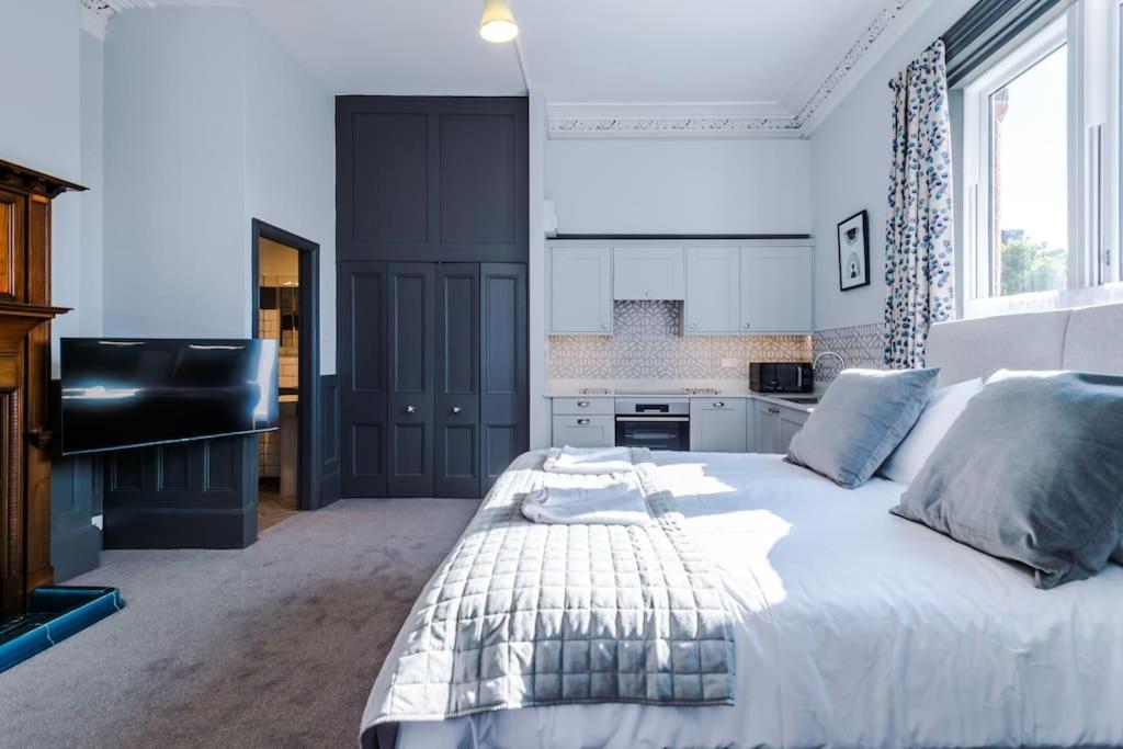 Supersized Studio In Chester Bagian luar foto