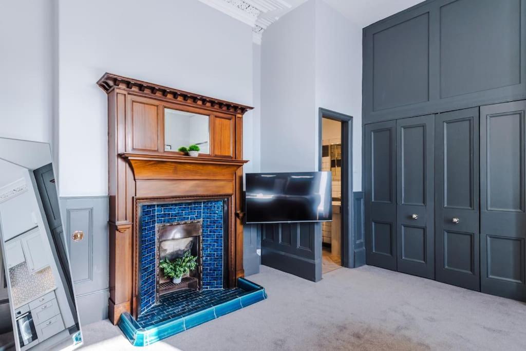 Supersized Studio In Chester Bagian luar foto
