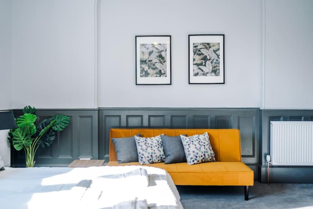 Supersized Studio In Chester Bagian luar foto