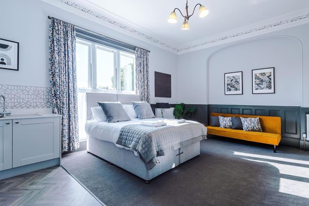 Supersized Studio In Chester Bagian luar foto