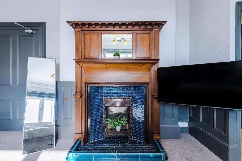 Supersized Studio In Chester Bagian luar foto