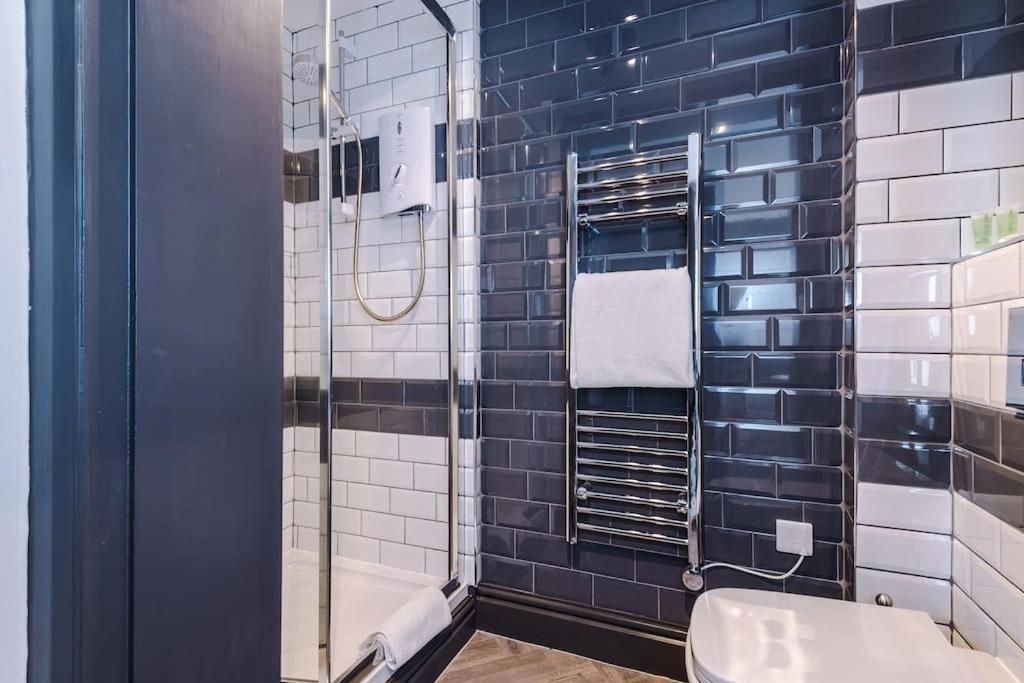 Supersized Studio In Chester Bagian luar foto