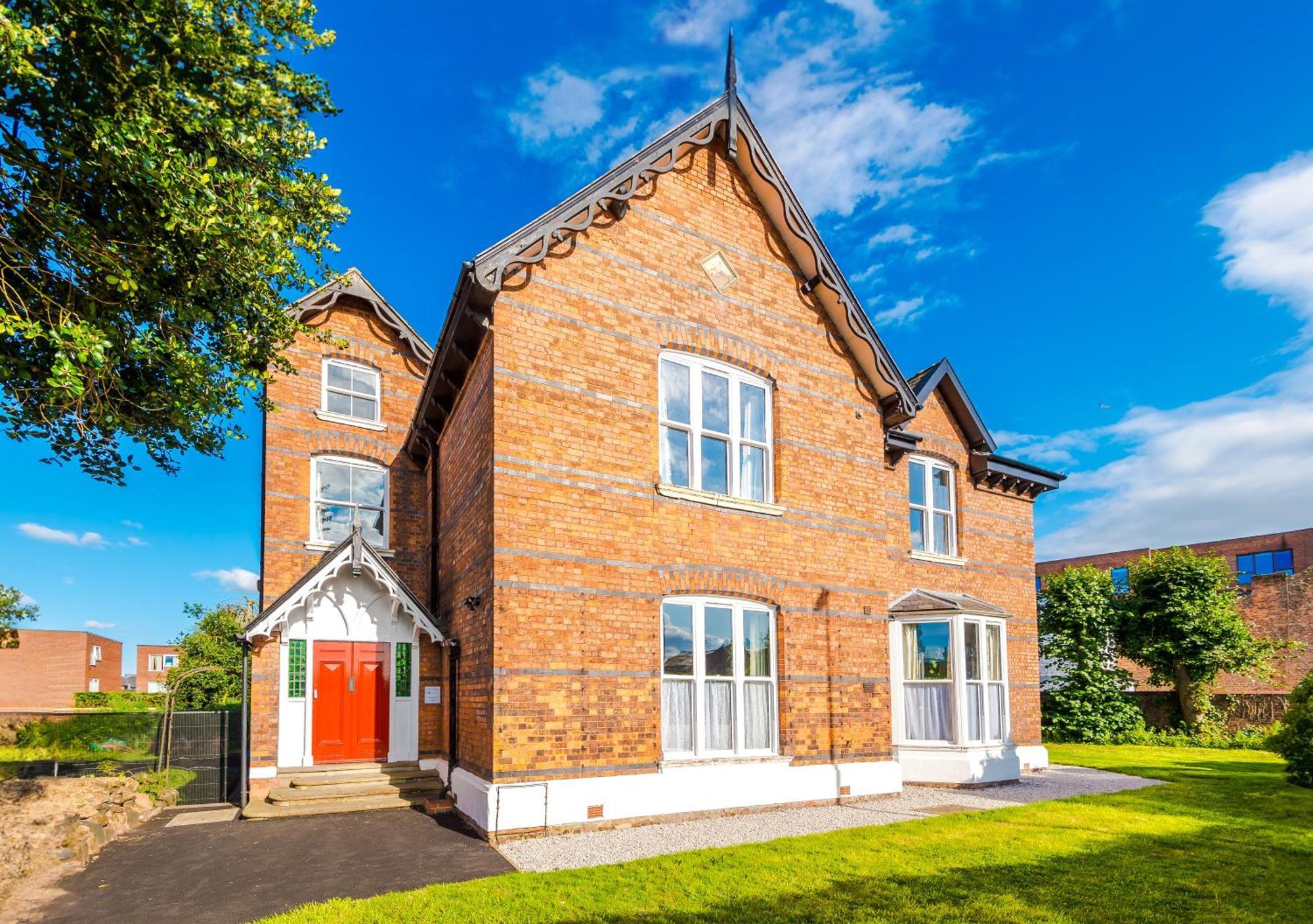 Supersized Studio In Chester Bagian luar foto